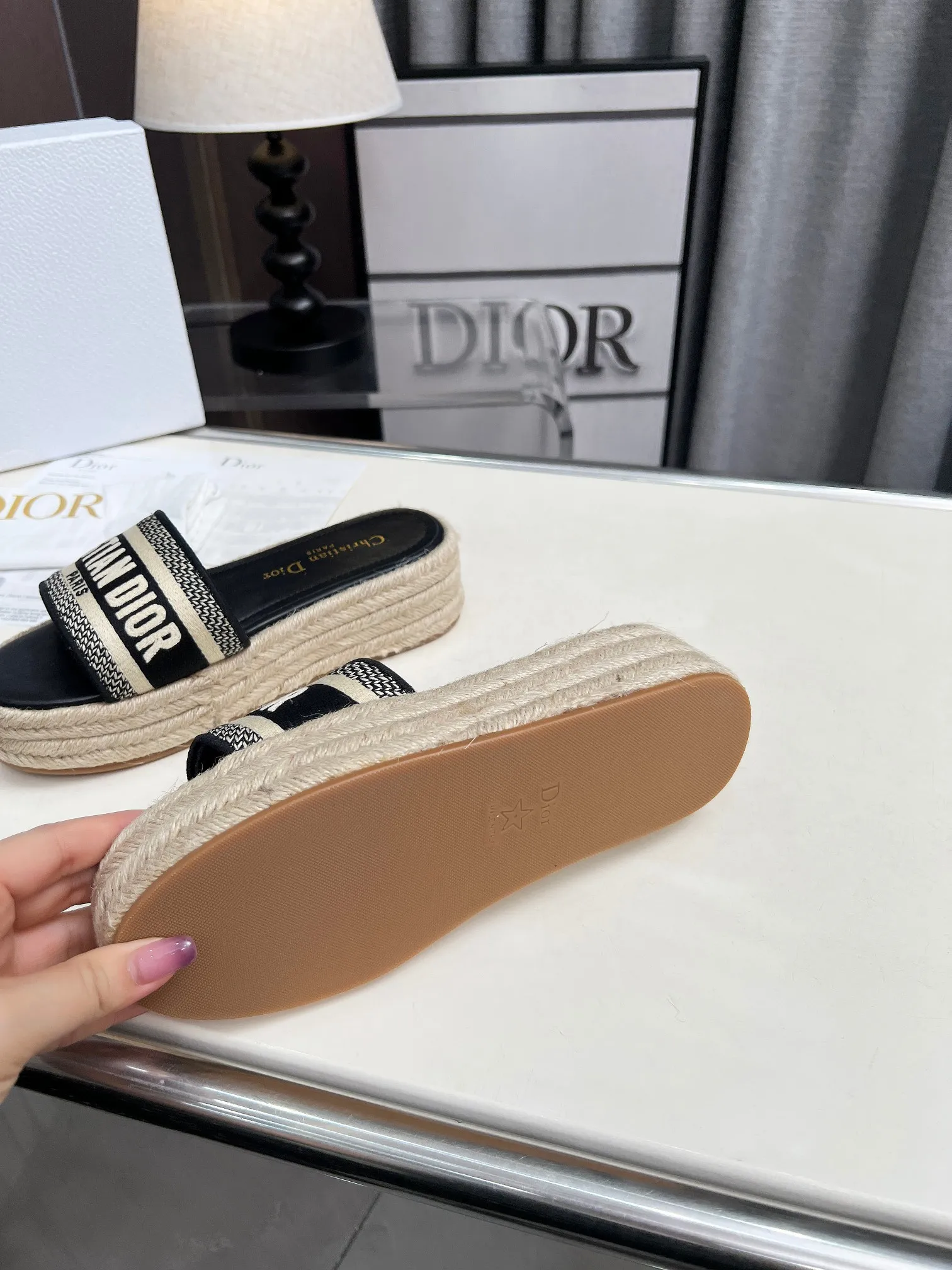👟👟Ex-factory price 420👟👟 Dior's new spring and summer IVIETA DWAY jelly-colored flat-soled one-slip women's shoes with CD letter logo three-dimensional embroidery thick-soled round-toe open-toe slippers. The original version is developed to be the top version on the market. It feels soft and delicate on the feet and is extremely comfortable. Material: Upper imported raffia electric embroidery high-temperature water-soluble cotton technical fabric + water-dyed cowhide foot pad lining + original consistent combination outsole Outsole: original outsole Size: 35-42 (40.41.42 custom-made, non-refundable and non-exchangeable)